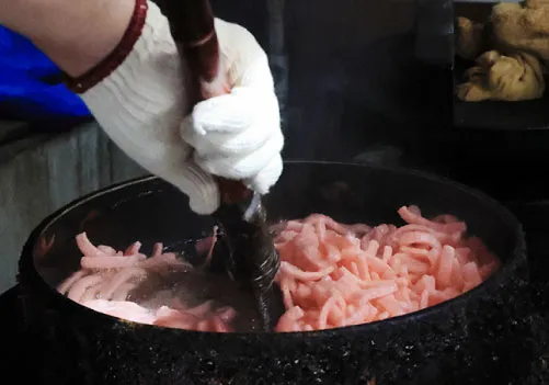 手焼きえびせんべいの製造風景